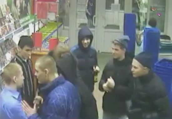 Оборона супермаркета от местных гопников (видео)
